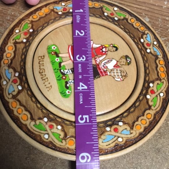 VTG Hand Painted 6" Round Wooden Souvenir Wall Plate Decor from Bulgaria - Picture 5 of 5